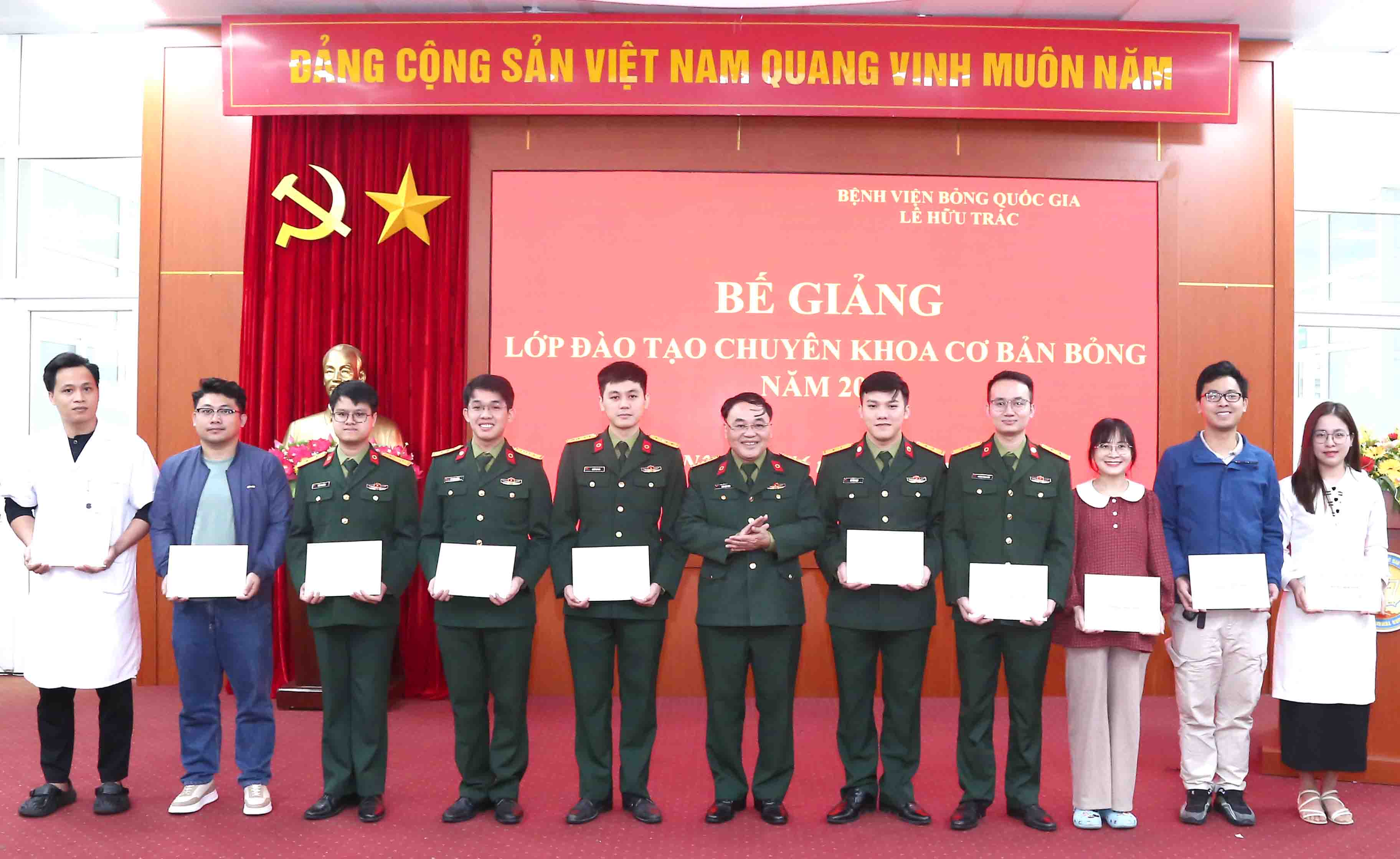 Bệnh viện Bỏng Quốc gia Lê Hữu Trác tổ chức Bế giảng lớp Chuyên khoa cơ bản Bỏng năm 2025