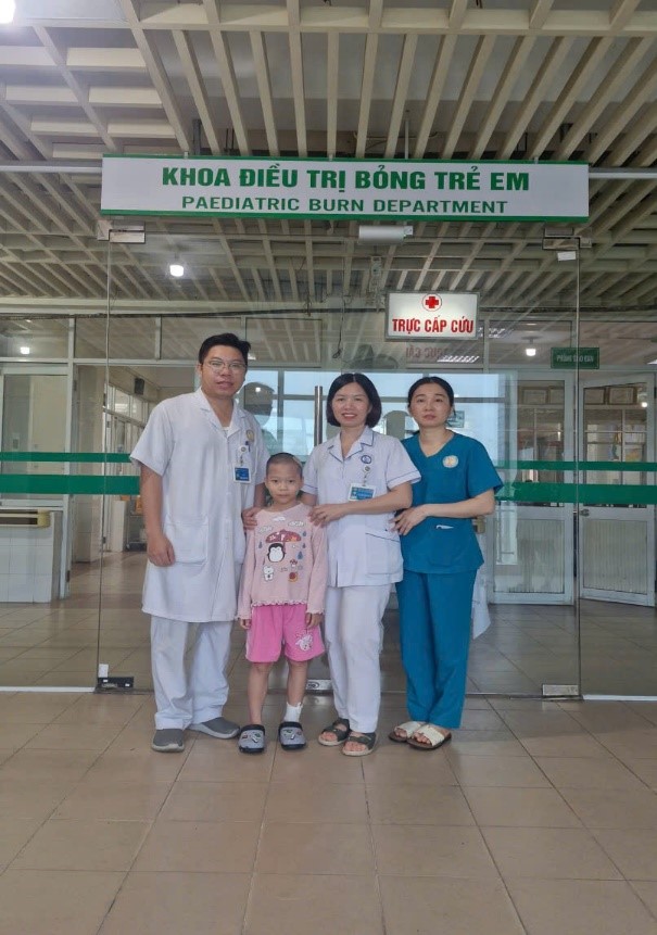 Vui chơi đêm trung thu trẻ bị bỏng lửa pháo hoa