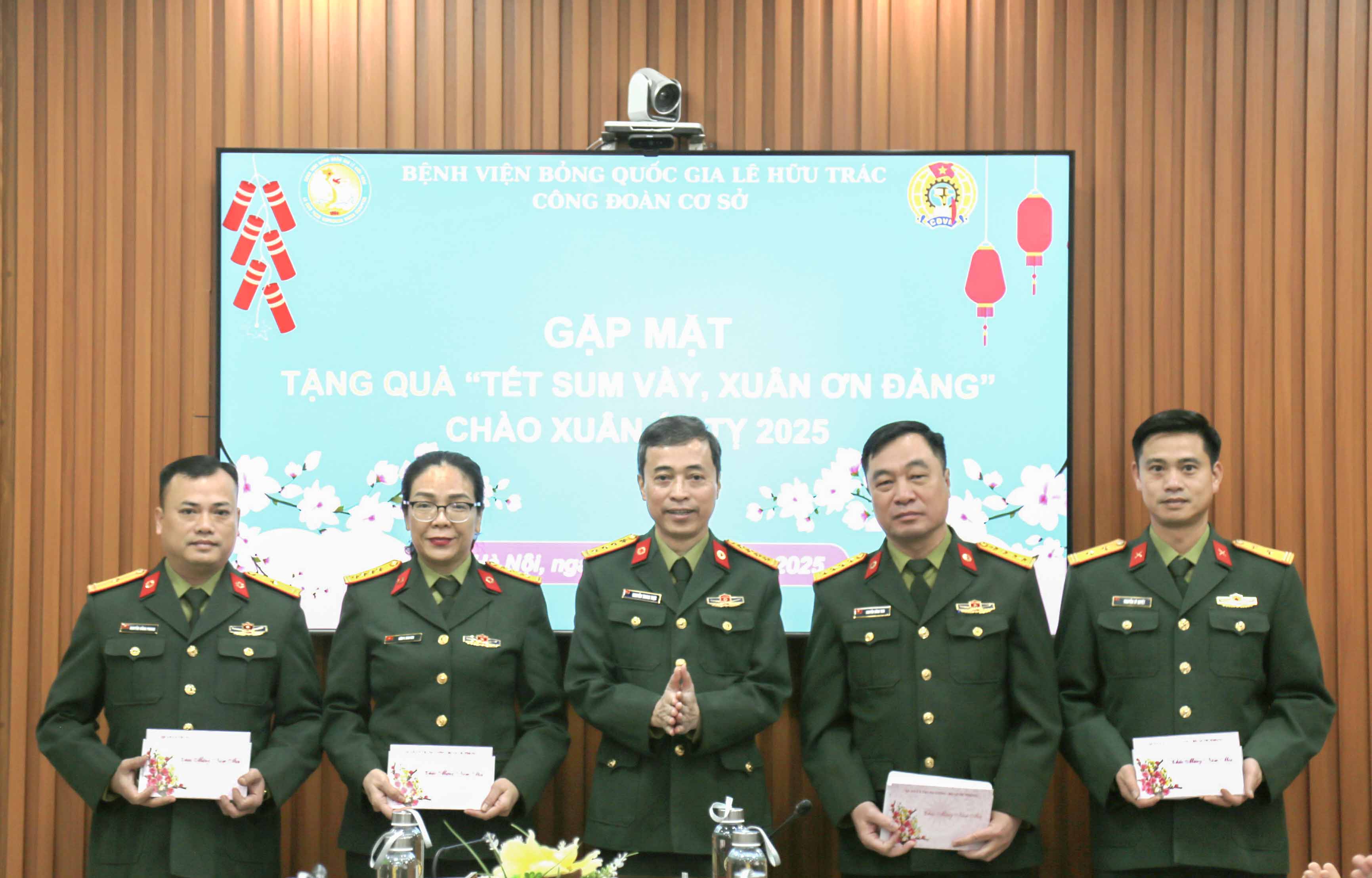 Công đoàn Bệnh viện Bỏng Quốc gia Lê Hữu Trác thăm và tặng quà tết cho các đoàn viên công đoàn có hoàn cảnh khó khăn dịp tết nguyên đán Ất Tỵ 2025