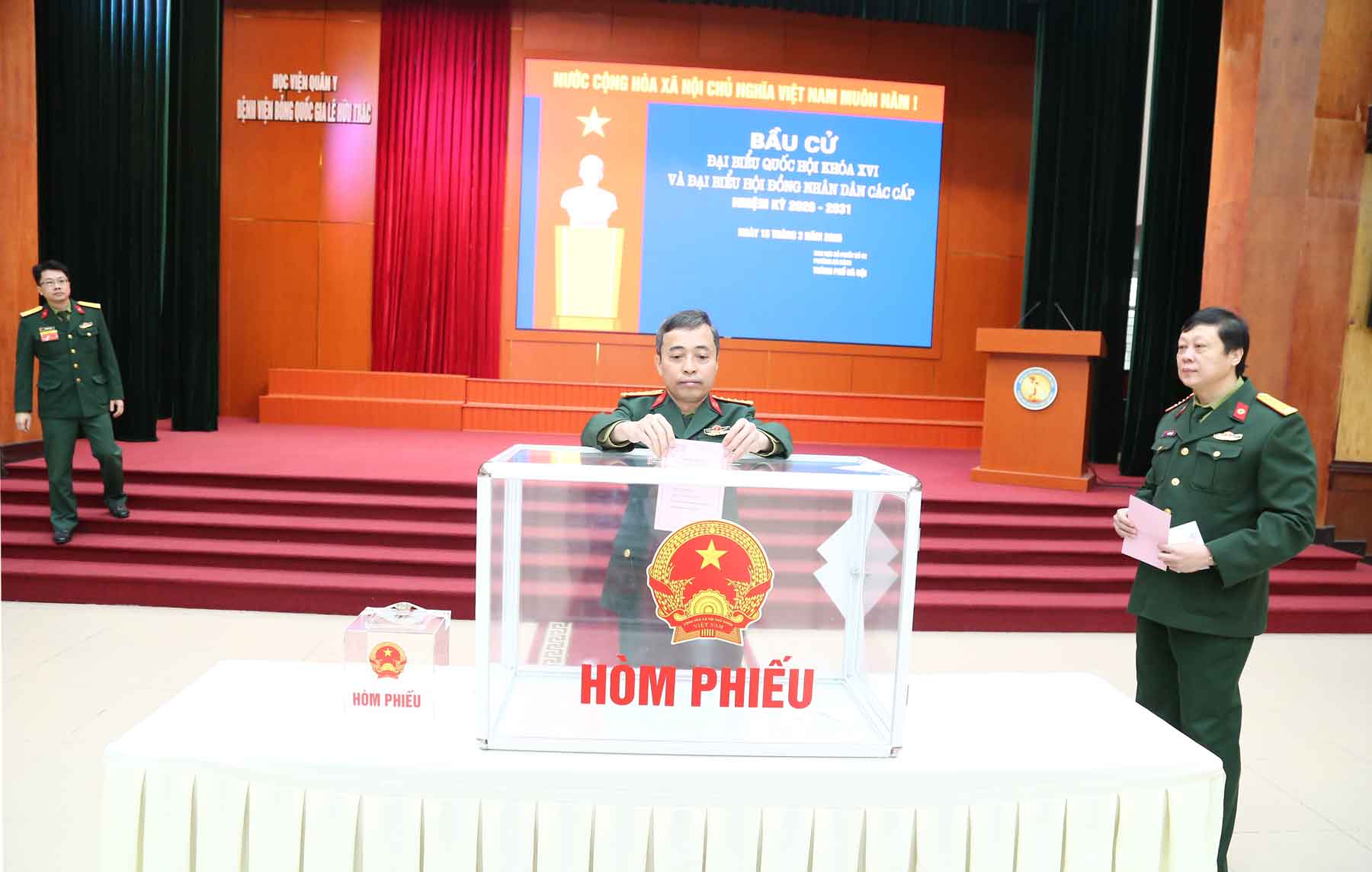 Cử tri Bệnh viện Bỏng Quốc gia Lê Hữu Trác tham gia bầu cử đại biểu Quốc hội khóa XVI và HĐND các cấp nhiệm kỳ 2026-2031
