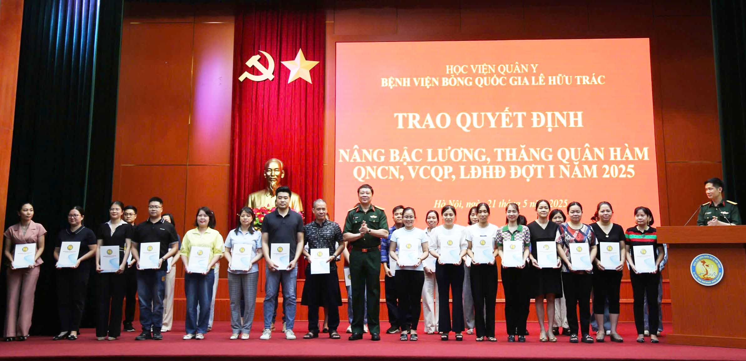 Bệnh viện Bỏng Quốc gia Lê Hữu Trác tổ chức trao quyết định nâng bậc lương, thăng quân hàm đợt I năm 2025