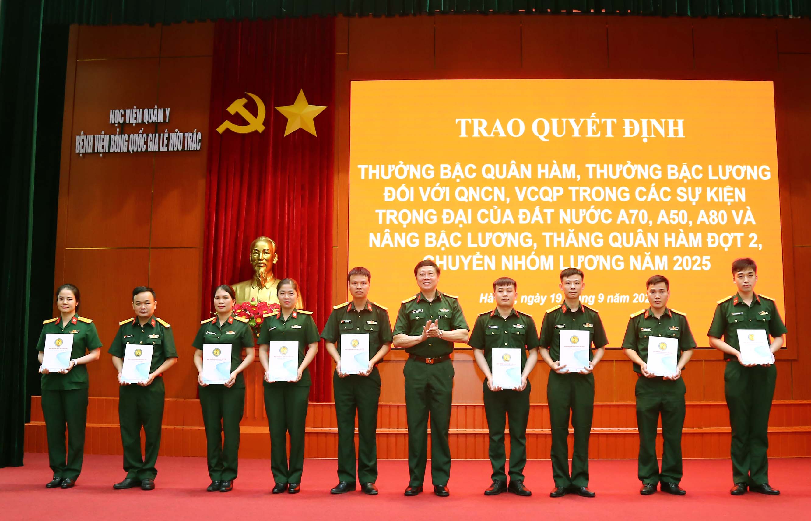 Bệnh viện Bỏng Quốc gia Lê Hữu Trác trao quyết định thưởng bậc quân hàm, bậc lương cho quân nhân chuyên nghiệp hoàn thành xuất sắc nhiệm vụ A50, A70, A80