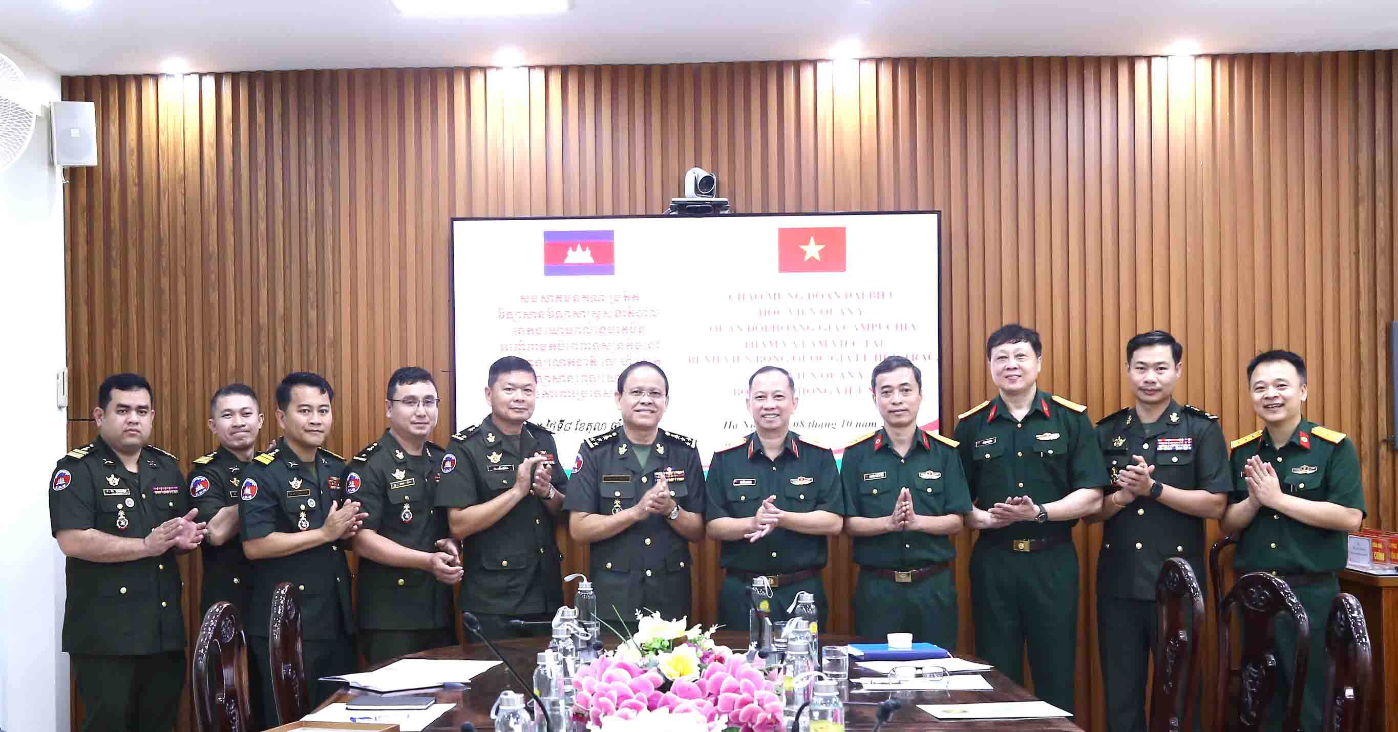 Đoàn Đại biểu Học viện Quân y, Quân đội Hoàng gia Campuchia thăm và làm việc tại Bệnh viện Bỏng Quốc gia Lê Hữu Trác