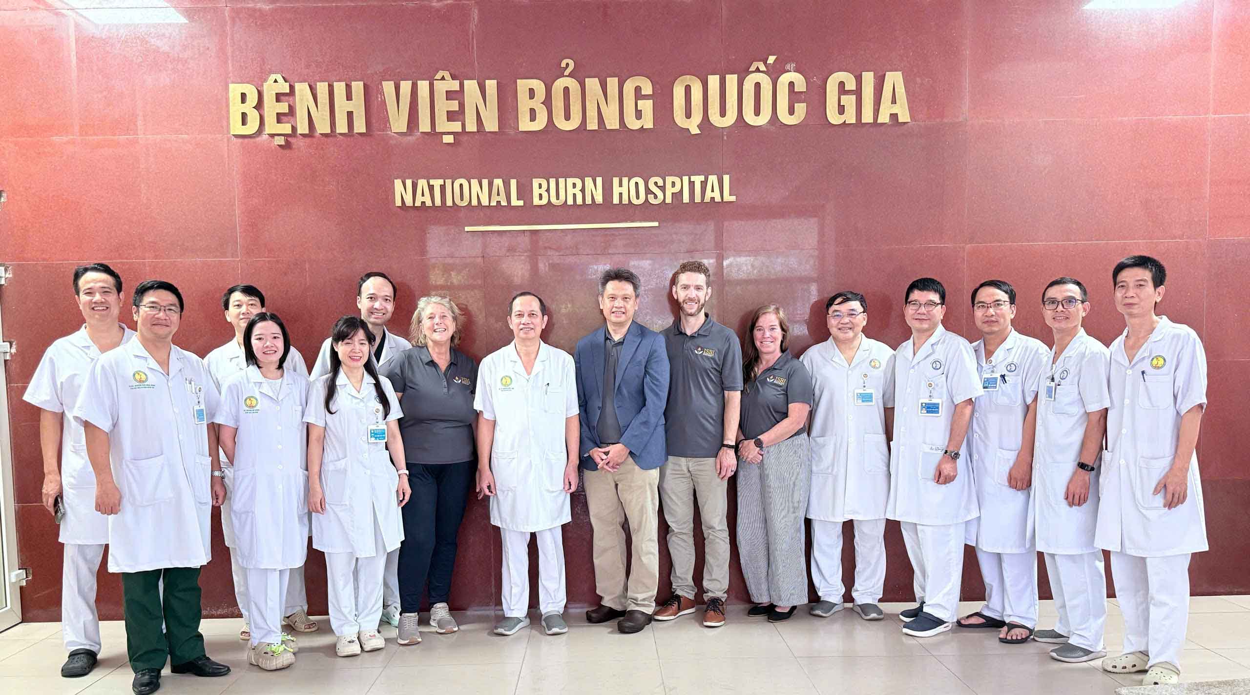 Đoàn Hội Bỏng Thế giới thăm và làm việc tại Bệnh viện Bỏng Quốc gia Lê Hữu Trác