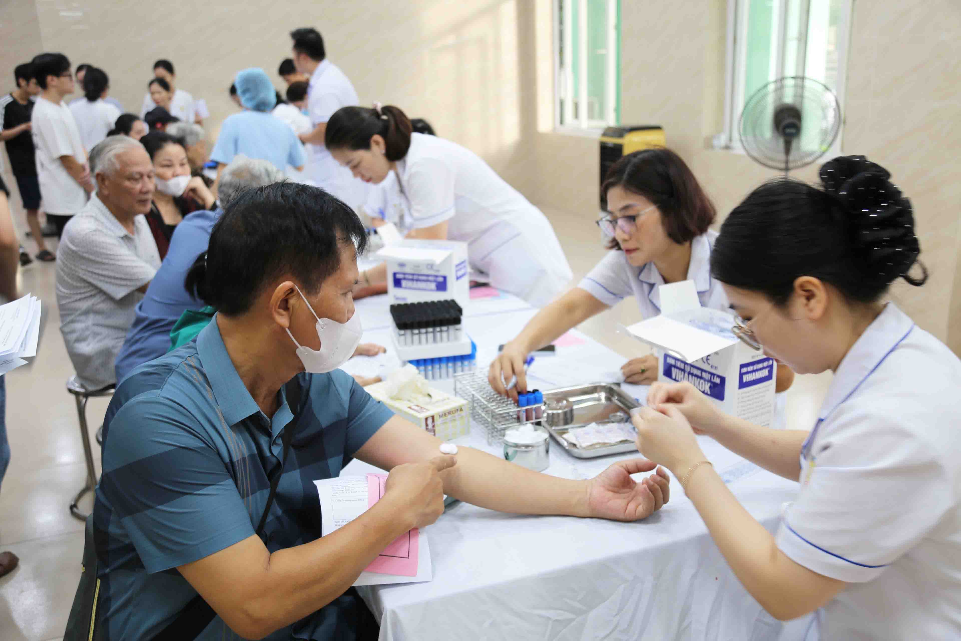 Bệnh viện Bỏng Quốc gia Lê Hữu Trác tổ chức khám bệnh, tư vấn sức khỏe cho thân nhân cán bộ, nhân viên bệnh viện