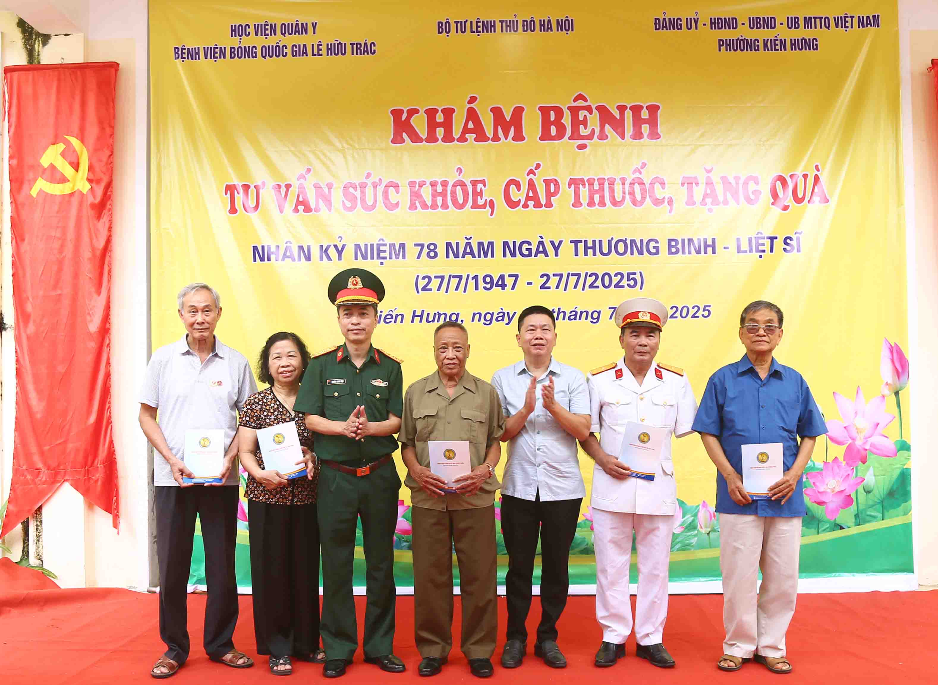 Bệnh viện Bỏng Quốc gia Lê Hữu Trác tri ân người có công tại phường Kiến Hưng: Khám bệnh, tư vấn sức khỏe và tặng quà cho 330 đối tượng chính sách
