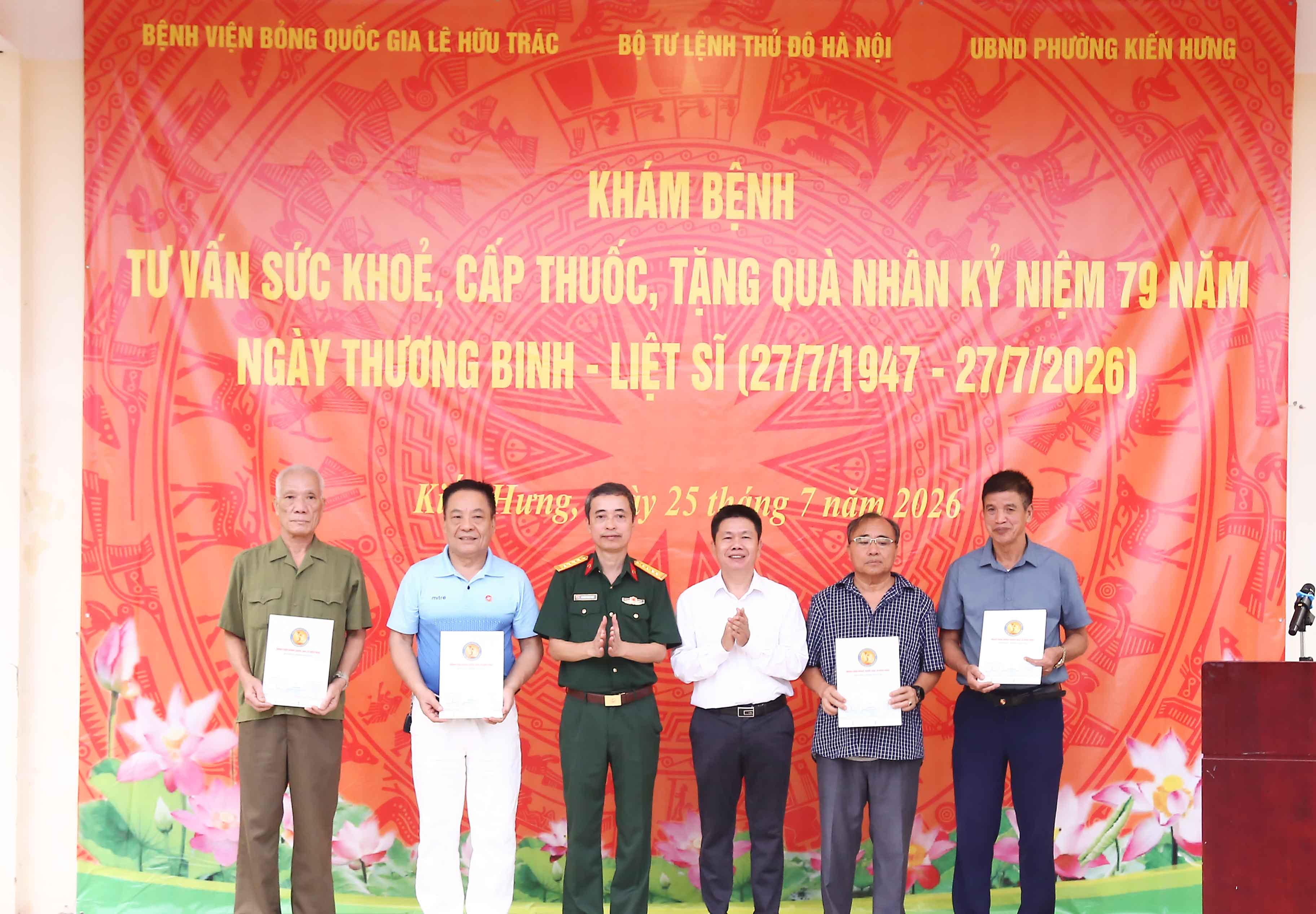 Bệnh viện Bỏng Quốc gia Lê Hữu Trác khám bệnh, tư vấn sức khỏe, cấp thuốc và tặng quà các đối tượng chính sách tại phường Kiến Hưng