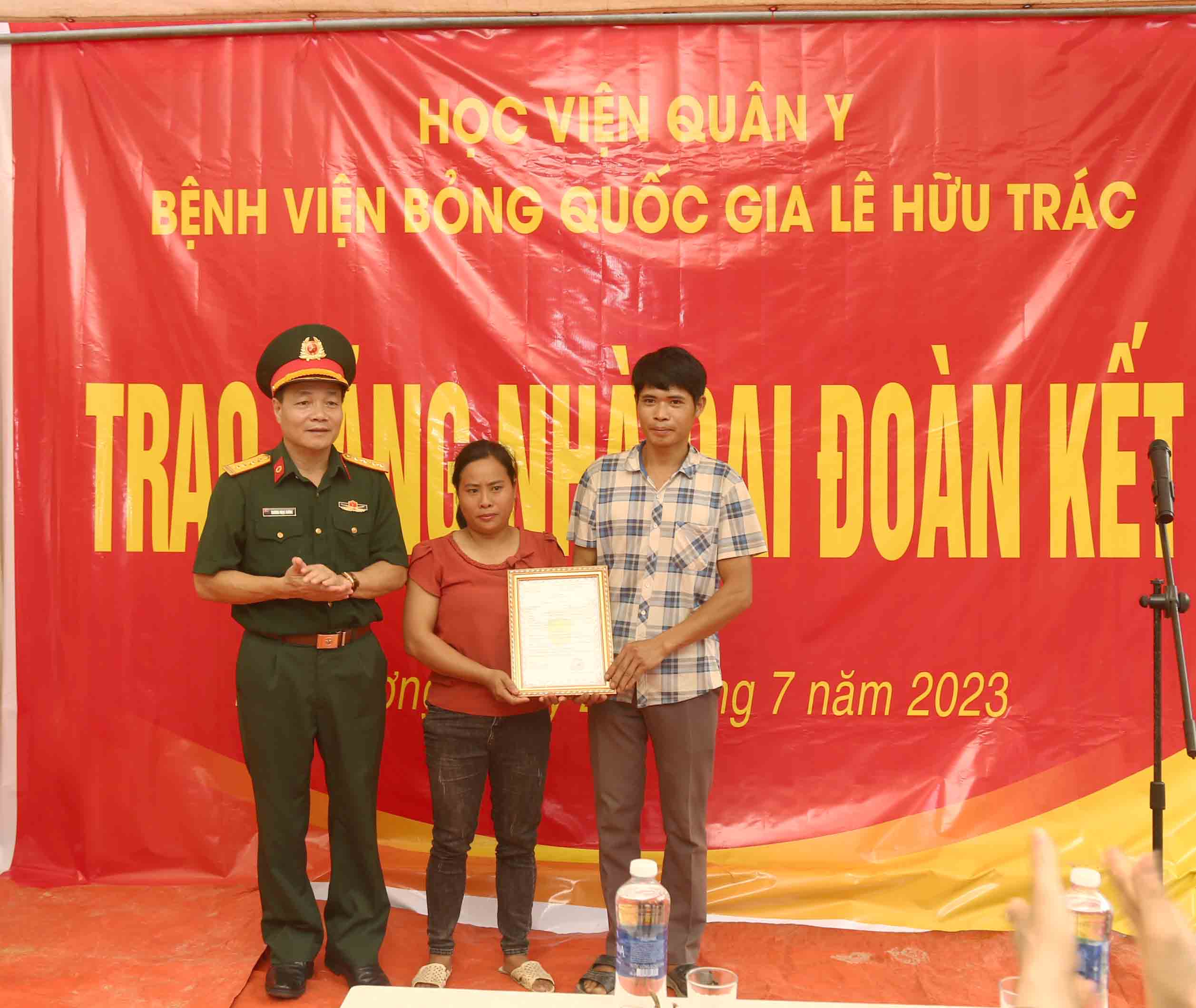 Bệnh viện Bỏng Quốc gia Lê Hữu Trác khám, tư vấn sức khỏe và trao tặng nhà tình nghĩa cho đối tượng chính sách tại huyện Phú Lương, Thái Nguyên