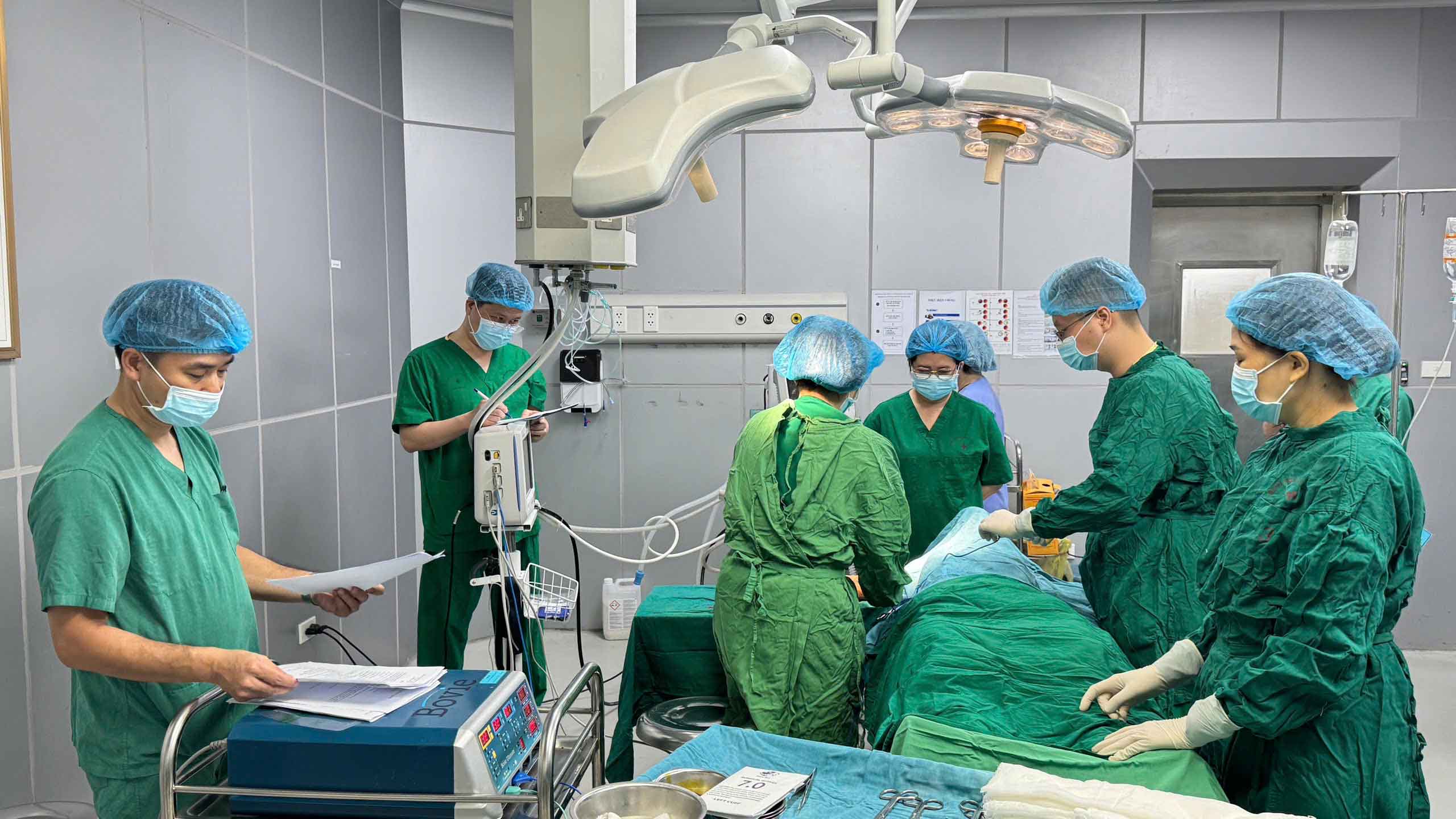 Sôi nổi phần thi thực hành tay nghề tại hội thi kiểm tra chuyên môn bác sĩ trẻ năm 2026