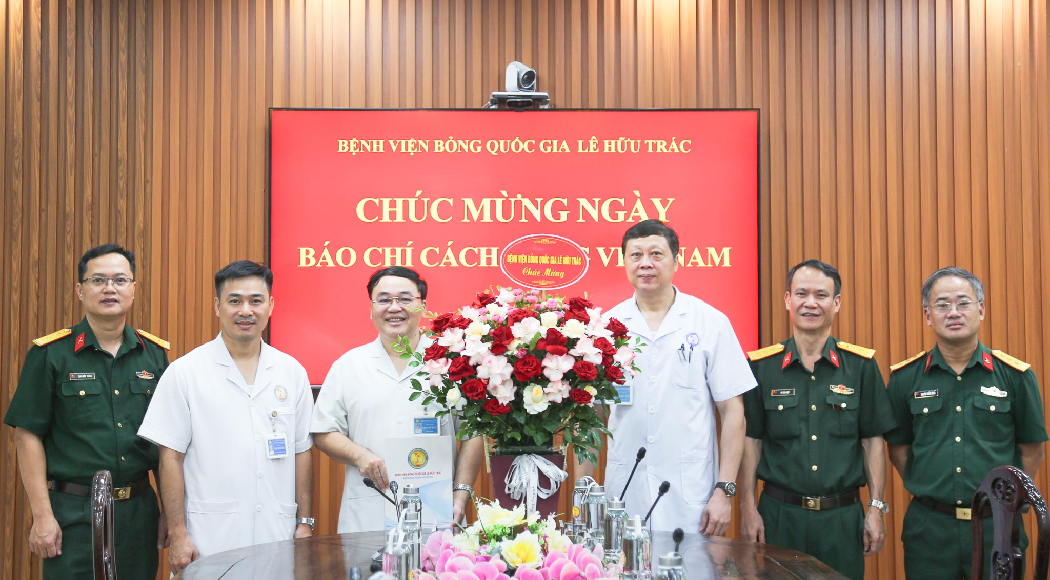 Bệnh viện Bỏng Quốc gia Lê Hữu Trác chúc mừng Tạp chí Y học Thảm họa và Bỏng nhân Ngày Báo chí Cách Mạng Việt Nam 21/6