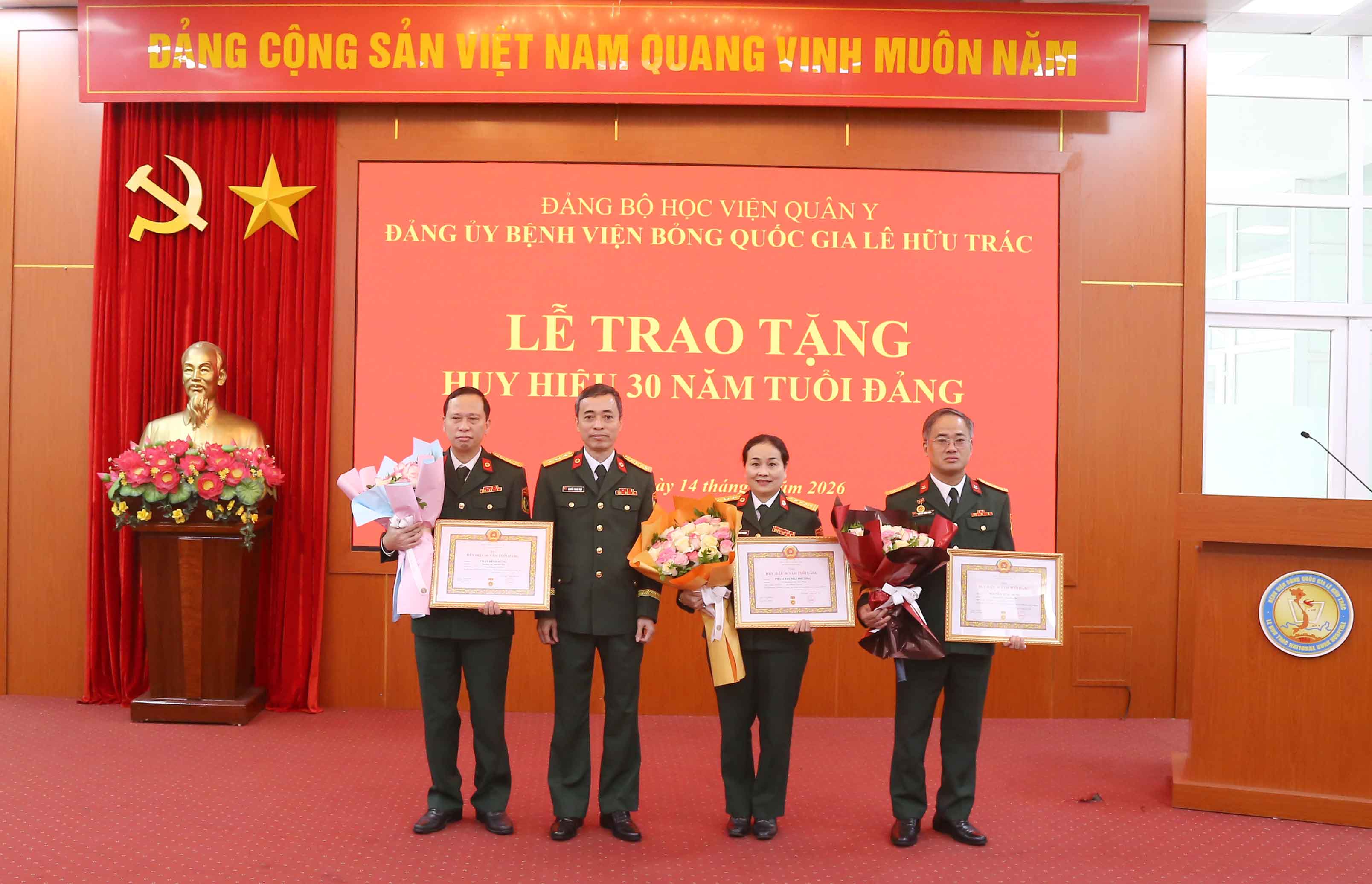 Bệnh viện Bỏng Quốc gia Lê Hữu Trác long trọng tổ chức Lễ trao tặng Huy hiệu 30 năm tuổi Đảng 