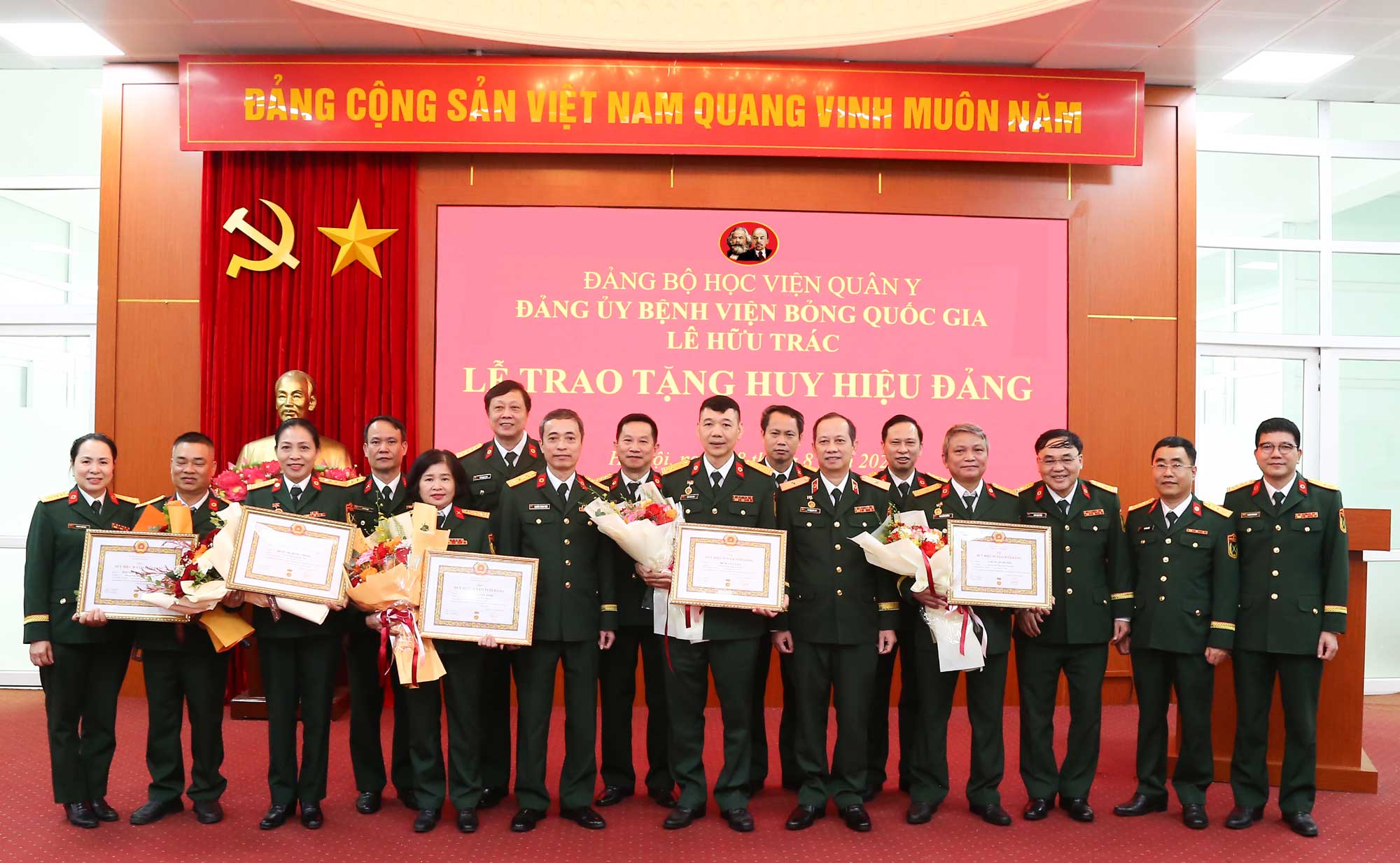 Bệnh viện Bỏng Quốc gia Lê Hữu Trác tổ chức LỄ trao tặng Huy hiệu Đảng
