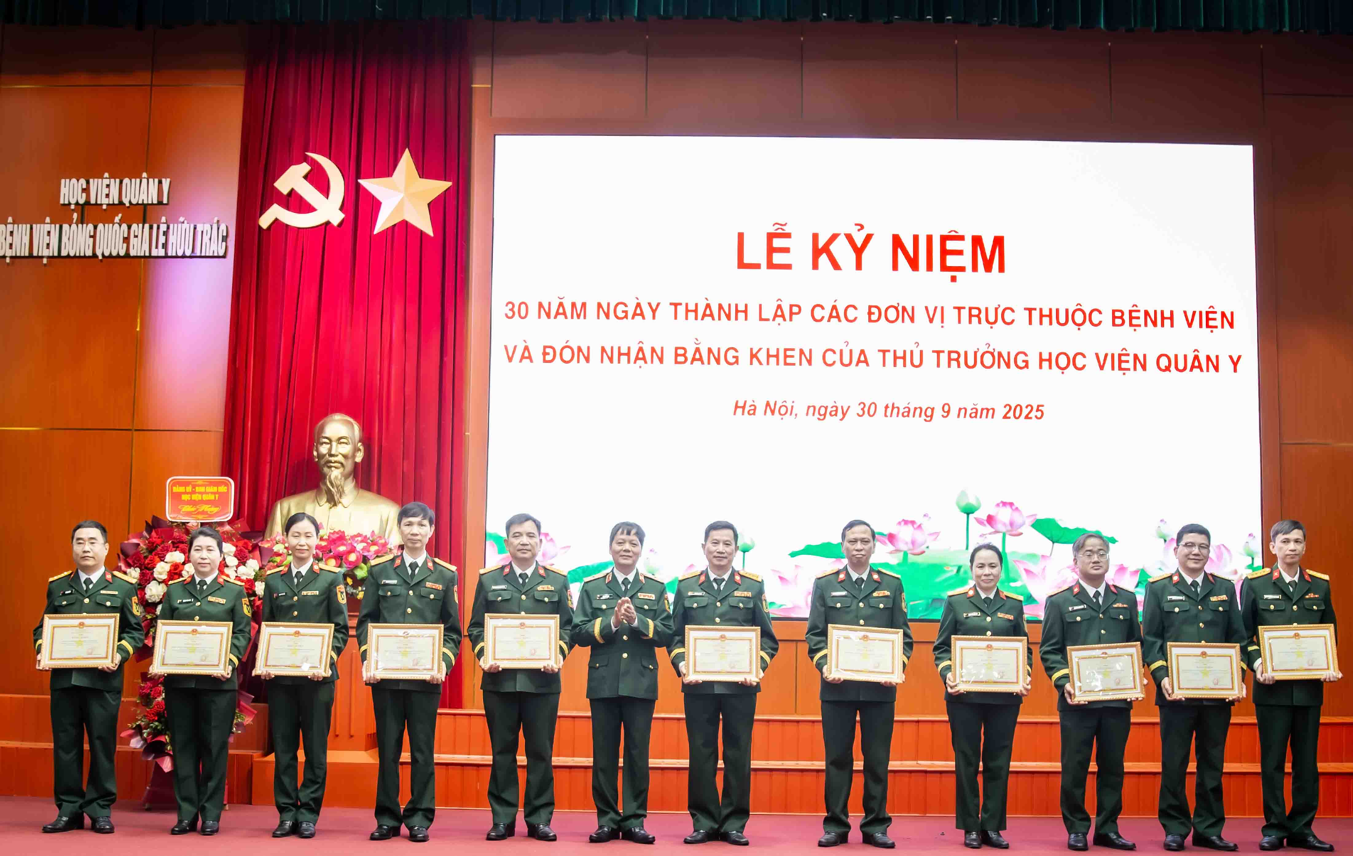 Bệnh viện Bỏng Quốc gia Lê Hữu Trác tổ chức Lễ kỷ niệm 30 năm thành lập 11 đơn vị trực thuộc và đón nhận bằng khen của Học viện Quân y