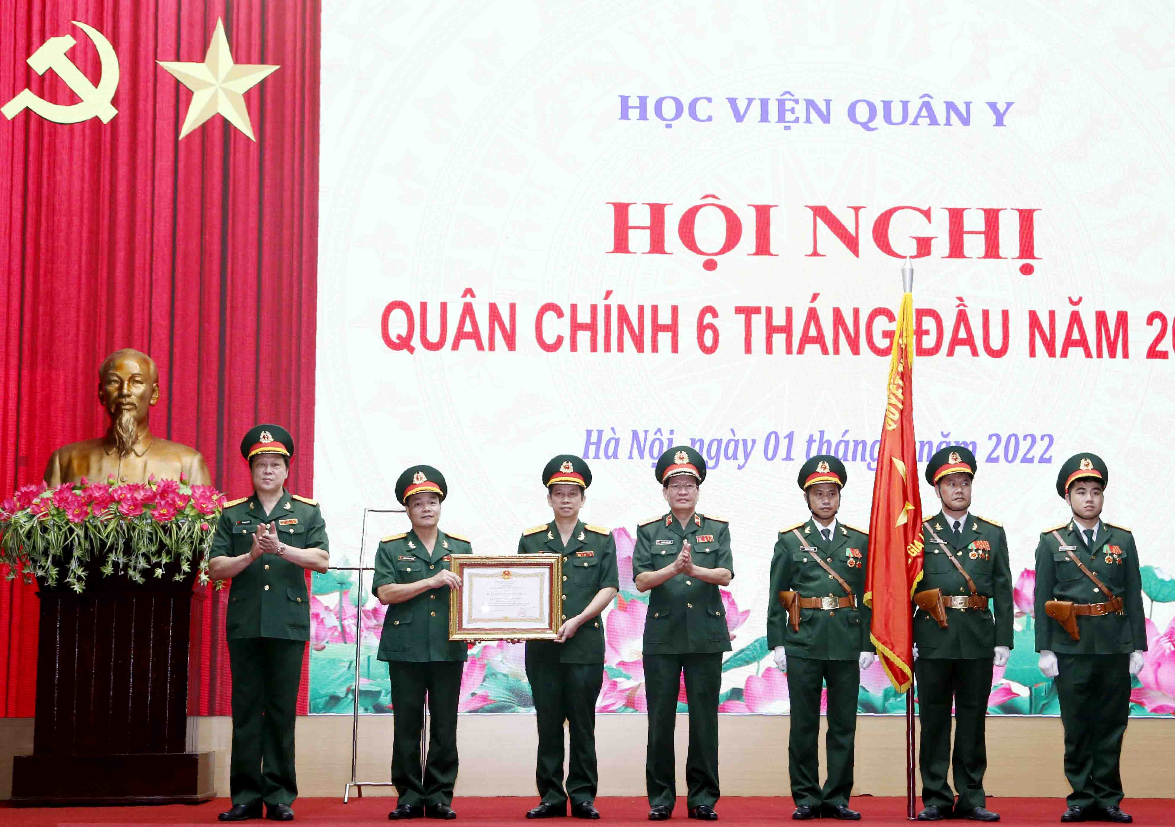 Bệnh viện Bỏng Quốc gia Lê Hữu Trác được tặng thưởng Huân chương Lao động hạng Ba vì thành tích xuất sắc phòng, chống dịch Covid-19