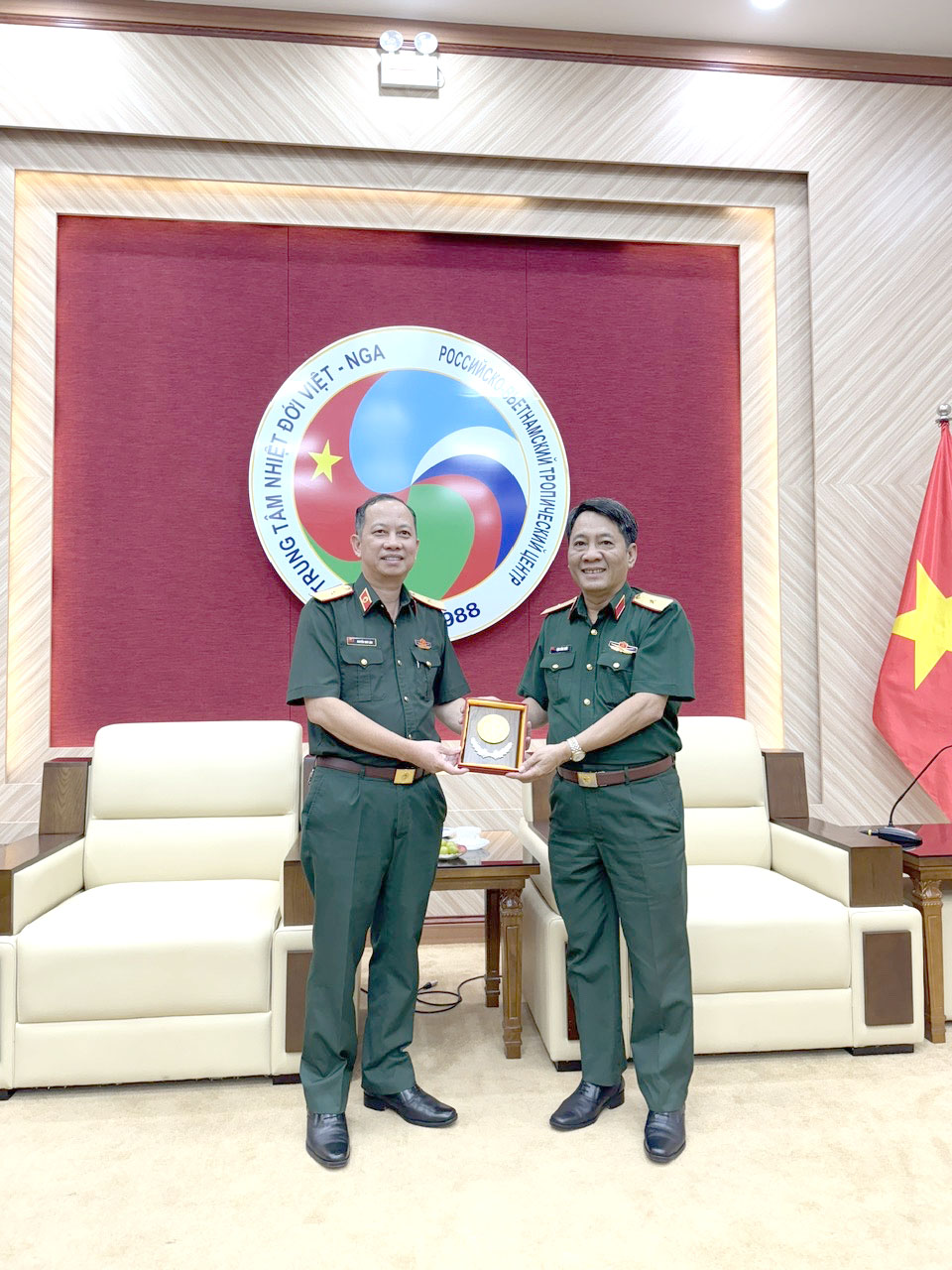 Bệnh viện Bỏng Quốc gia Lê Hữu Trác và Trung tâm Nhiệt đới Việt - Nga tăng cường hợp tác nghiên cứu vật liệu mới và ứng dụng điều trị bằng oxy cao áp