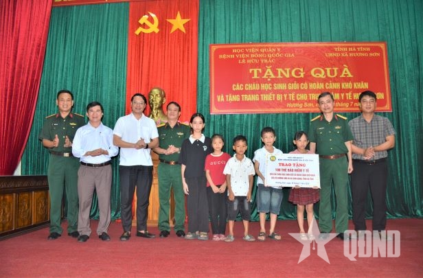Bệnh viện Bỏng Quốc gia Lê Hữu Trác tặng quà, trao nhà Đại đoàn kết tại tỉnh Hà Tĩnh
