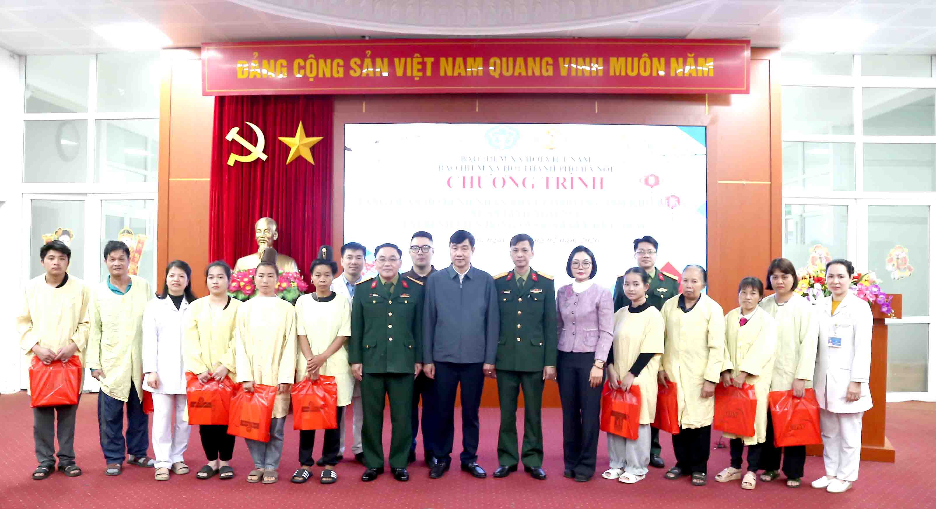 Trao 60 suất quà Tết Bính Ngọ 2026 cho bệnh nhân khó khăn tại Bệnh viện Bỏng Quốc gia Lê Hữu Trác